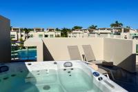 Playa Palmera Beach Resort内部或周边的泳池