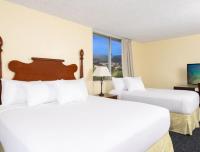 Ohia Waikiki Studio Suites客房内的一张或多张床位