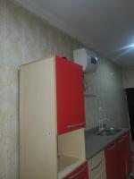 阿布贾Miraph APt. with Starlink wifi的一个带红色橱柜和水槽的厨房
