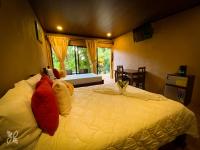 Hotel Heliconias Nature Inn &amp; Hot Springs客房内的一张或多张床位