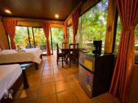 Hotel Heliconias Nature Inn &amp; Hot Springs客房内的一张或多张床位