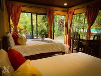 Hotel Heliconias Nature Inn &amp; Hot Springs客房内的一张或多张床位