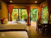 Hotel Heliconias Nature Inn &amp; Hot Springs客房内的一张或多张床位