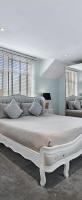 Hampstead Opulence Apartment - Luxurious Split Level Property客房内的一张或多张床位