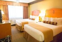 里士满Abercorn Hotel, Trademark Collection by Wyndham的有两张床和一扇窗户的酒店房间
