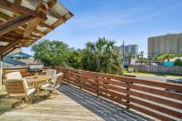 Two Bedroom Beach House with Private Parking, Outdoor shower and MORE的阳台或露台