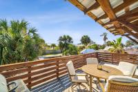 Two Bedroom Beach House with Private Parking, Outdoor shower and MORE的阳台或露台