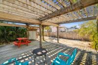 Two Bedroom Beach House with Private Parking, Outdoor shower and MORE外面的花园