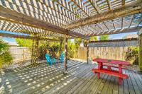 Two Bedroom Beach House with Private Parking, Outdoor shower and MORE的阳台或露台