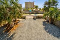 Two Bedroom Beach House with Private Parking, Outdoor shower and MORE外面的花园