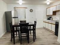 Lake Powell Motel &amp; Apartments的厨房或小厨房