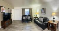Lake Powell Motel &amp; Apartments的电视和&#47;或娱乐中心