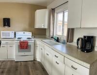 Lake Powell Motel &amp; Apartments的厨房或小厨房