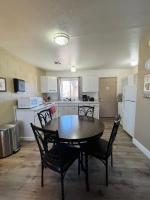 Lake Powell Motel &amp; Apartments的厨房或小厨房