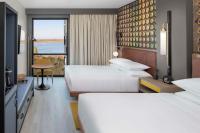Hyatt Centric Beale Street Memphis客房内的一张或多张床位