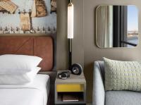 Hyatt Centric Beale Street Memphis客房内的一张或多张床位