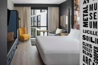 Hyatt Centric Beale Street Memphis客房内的一张或多张床位