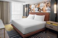 Hyatt Centric Beale Street Memphis客房内的一张或多张床位