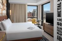 Hyatt Centric Beale Street Memphis客房内的一张或多张床位