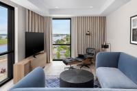 Hyatt Centric Beale Street Memphis的电视和/或娱乐中心