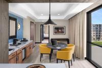 Hyatt Centric Beale Street Memphis的电视和/或娱乐中心