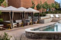 Hyatt Centric Beale Street Memphis内部或周边的泳池