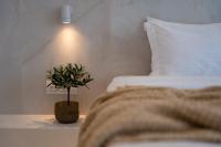 Cycladic Suites & Spa客房内的一张或多张床位