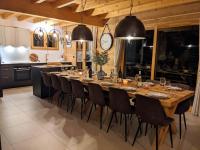 Chalet neuf 14 pers proximit&eacute; La Clusaz et Grand Bornand&#x9910;&#x5385;&#x6216;&#x5176;&#x4ED6;&#x7528;&#x9910;&#x7684;&#x5730;&#x65B9;