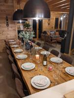 Chalet neuf 14 pers proximit&eacute; La Clusaz et Grand Bornand&#x9910;&#x5385;&#x6216;&#x5176;&#x4ED6;&#x7528;&#x9910;&#x7684;&#x5730;&#x65B9;