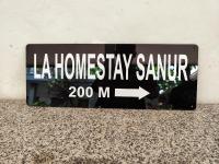 沙努尔LA Homestay sanur的箭头表示房屋稳定标志的标志