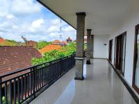 沙努尔LA Homestay sanur的房子的阳台