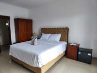 沙努尔LA Homestay sanur的床上坐着一只塞满食物的动物