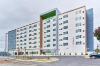 查塔努加Element Chattanooga East的一栋白色建筑，前面停着一辆汽车