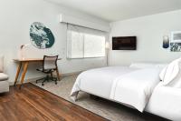 Element Chattanooga East客房内的一张或多张床位