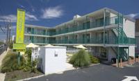 大洋城Shangri-La Motel的大型公寓大楼设有绿色阳台