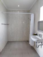 沙努尔LA Homestay sanur的带淋浴和水槽的浴室