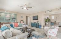 默特尔比奇Stunning Ocean Breeze Luxury Villas 4D-Across The Street From The Ocean! Sleeps 10 guests!的客厅配有白色家具和吊扇
