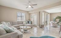 默特尔比奇Stunning Ocean Breeze Luxury Villas 4D-Across The Street From The Ocean! Sleeps 10 guests!的带沙发和桌子的客厅