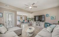 默特尔比奇Stunning Ocean Breeze Luxury Villas 4D-Across The Street From The Ocean! Sleeps 10 guests!的带沙发和桌子的客厅