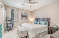 Stunning Ocean Breeze Luxury Villas 4D-Across The Street From The Ocean! Sleeps 10 guests!客房内的一张或多张床位