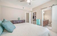 Stunning Ocean Breeze Luxury Villas 4D-Across The Street From The Ocean! Sleeps 10 guests!客房内的一张或多张床位