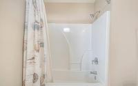 Stunning Ocean Breeze Luxury Villas 4D-Across The Street From The Ocean! Sleeps 10 guests!的一间浴室