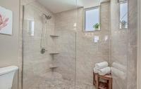 Stunning Ocean Breeze Luxury Villas 4D-Across The Street From The Ocean! Sleeps 10 guests!的一间浴室