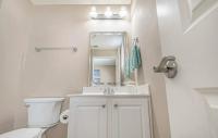 Stunning Ocean Breeze Luxury Villas 4D-Across The Street From The Ocean! Sleeps 10 guests!的一间浴室