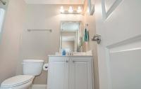 Stunning Ocean Breeze Luxury Villas 4D-Across The Street From The Ocean! Sleeps 10 guests!的一间浴室