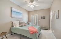 Stunning Ocean Breeze Luxury Villas 4D-Across The Street From The Ocean! Sleeps 10 guests!客房内的一张或多张床位