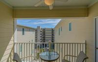 Stunning Ocean Breeze Luxury Villas 4D-Across The Street From The Ocean! Sleeps 10 guests!的阳台或露台