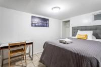 纽瓦克Best Room To Visit NYC-Subway Access的卧室里有一张床和一张书桌