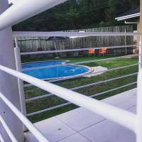 埃祖尔韦尼Mantenga Hillview的透过白色围栏可欣赏到游泳池的景色