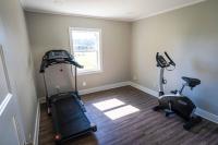 格尔夫海岸Gulf Shores RV Resort的一个房间里有两辆健身车的健身房